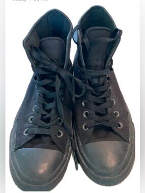 ***Converse All Star ** Chuck Taylor Black High Top Canvas Sneakers